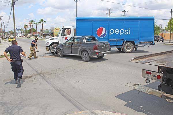 Atrabancado chófer se atraviesa camión