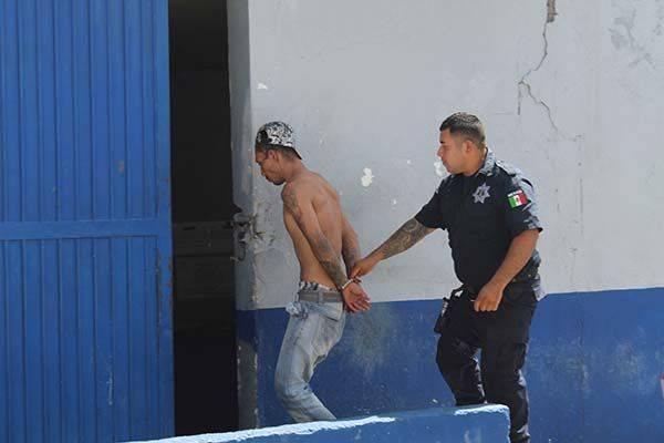 Guardan a dos por escandalosos