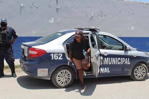 Enferma mental se atraviesa a carros