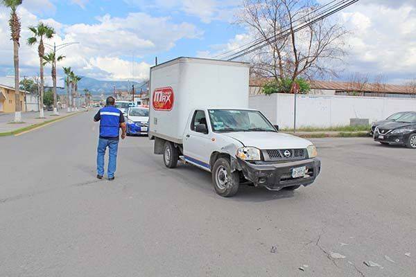 Choca en el Juárez atrabancada conductora