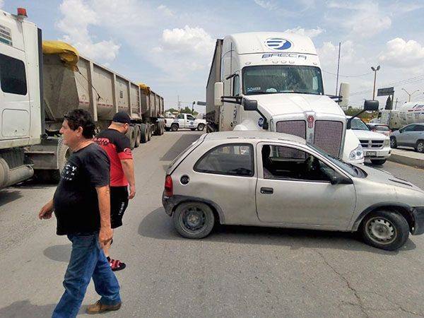 Esquiva moto y tráiler lo impacta