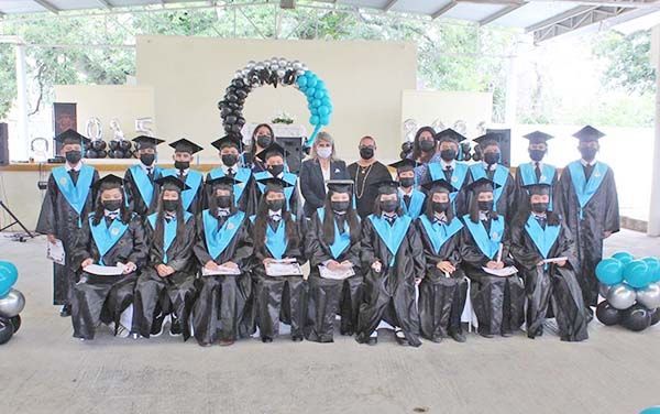 Felicita Alcaldesa a 48 alumnos en graduación
