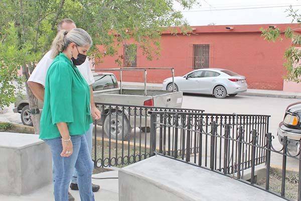 Supervisa Gladys obra en la Alameda Juárez