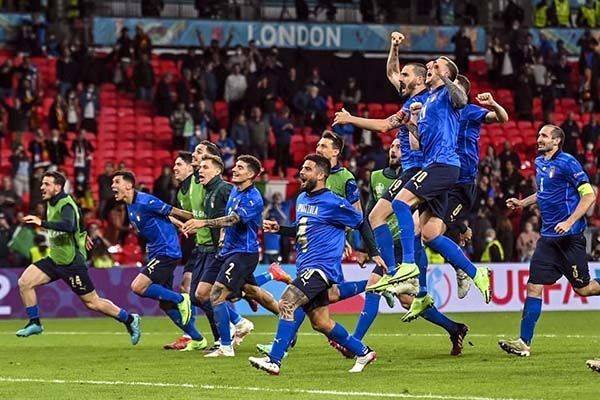 Termina Italia aniquilando a España y va a Final