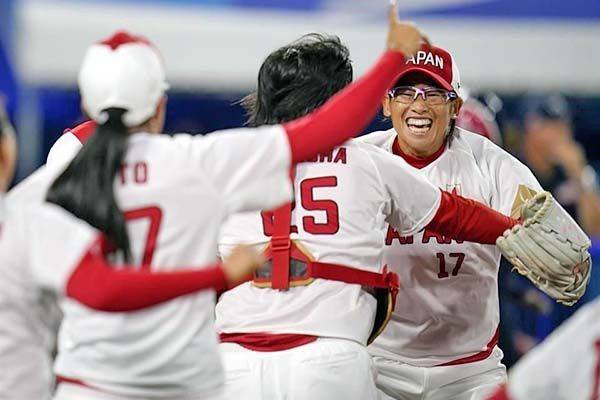 Blanquea Japón a EU y se corona en softbol