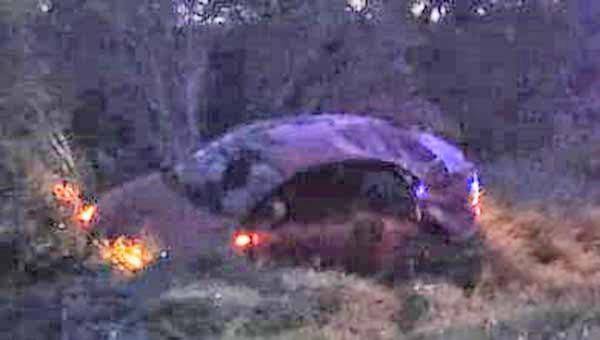 Tras volcar carro se lesiona chofer