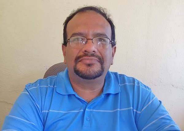 Sanitizan unidades de taxi en Sabinas
