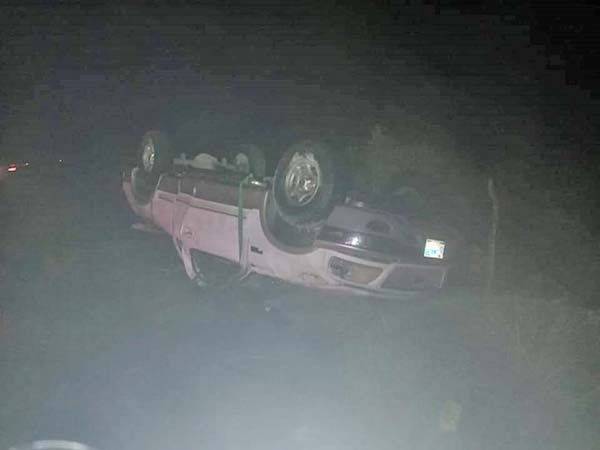 Muere paisano tras volcadura