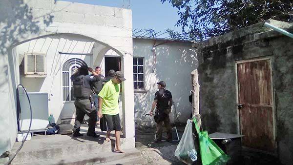 Intenta quemar a sus hijastros