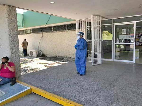 Se desmaya mujer tras ser vacunada
