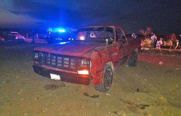 Tras volcar; aplasta camioneta a menor