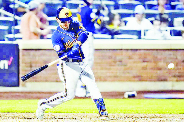Coopera Luis Urías en triunfo de Milwaukee