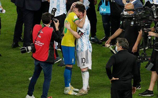 Messi y Neymar lloran juntos en un emotivo abrazo