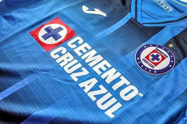 Presenta Cruz Azul playera para temporada 2021-22