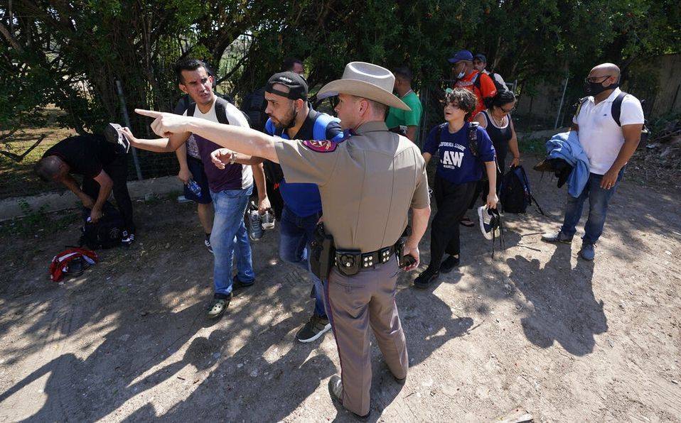 Gobierno de EU demanda a Texas por detención de migrantes