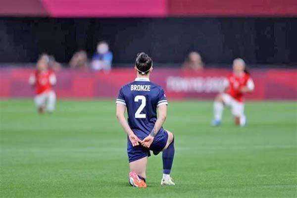 Protestan con rodilla al piso en los Juegos