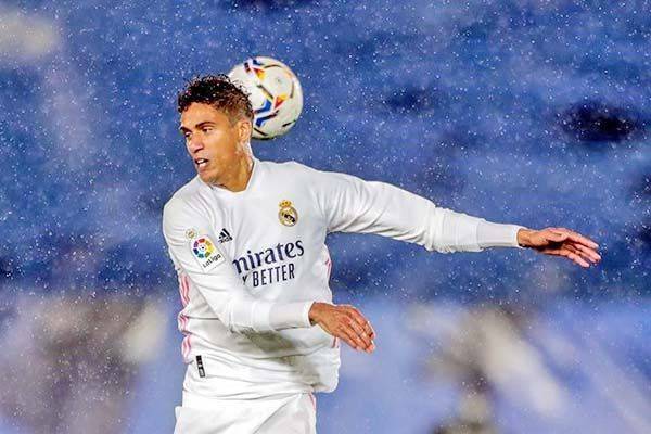 Acuerdan Real Madrid y ManUnited pase de Varane