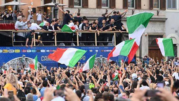 EUROCOPA: ITALIA RECORRIÓ ROMA CON UN AUTOBÚS DESCUBIERTO PARA CELEBRAR EL CAMPEONATO
