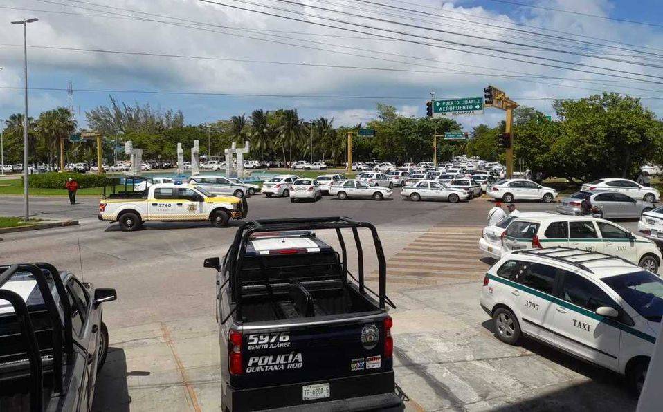 Taxistas bloquean el acceso a la zona hotelera de Cancún