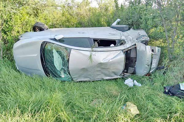 Se distrae con celular y vuelca su automóvil