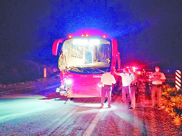 Chocan camión de pasajeros y pick-up