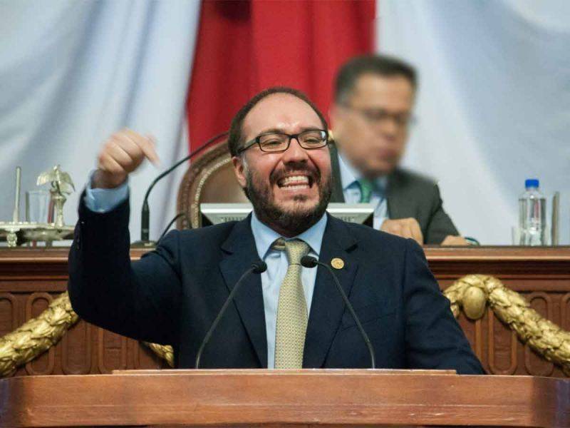 Mauricio Toledo reaparece en redes sociales; alistan ficha roja