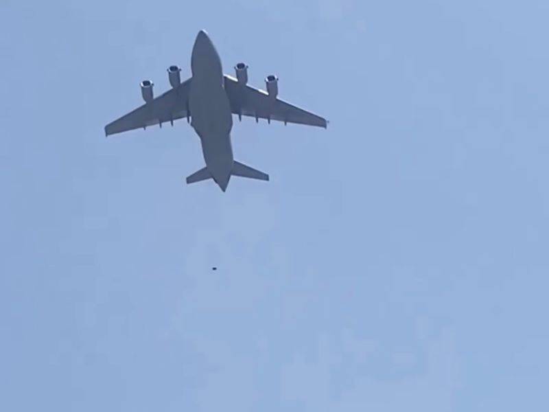 Hallan restos humanos en tren de aterrizaje de avión que partió de Kabul