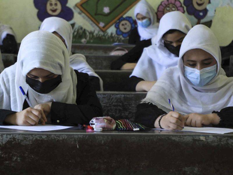 Niñas vuelven a la escuela en Afganistán tras toma del poder de talibanes