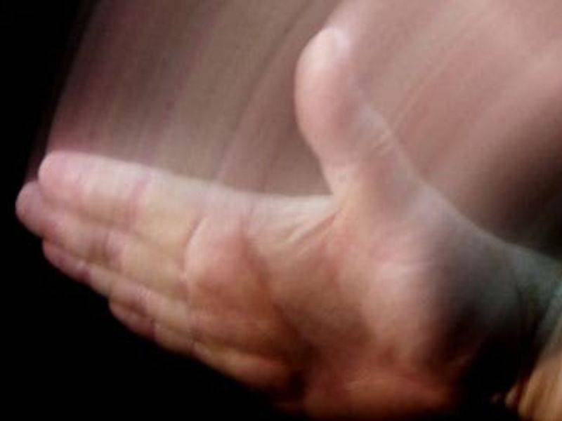 Mujer enfrenta cargos de agresión sexual por dar nalgada a hombre