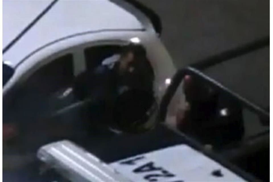 Roban auto… ¡policías municipales! (VIDEO)