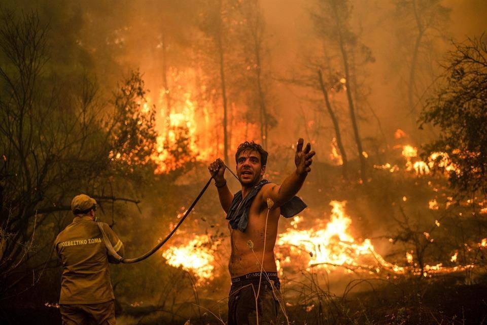 Arrasan incendios en Grecia