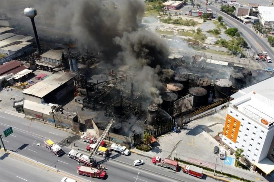Deja 2 muertos explosión e incendio en Protexa (VIDEO)