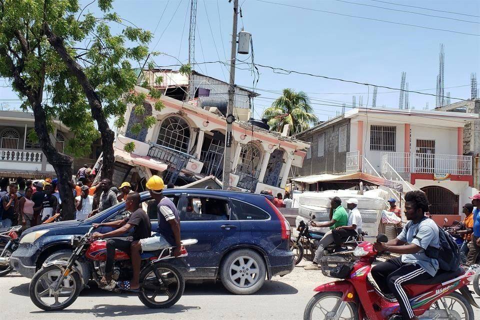 Suman 227 muertos por sismo en Haití