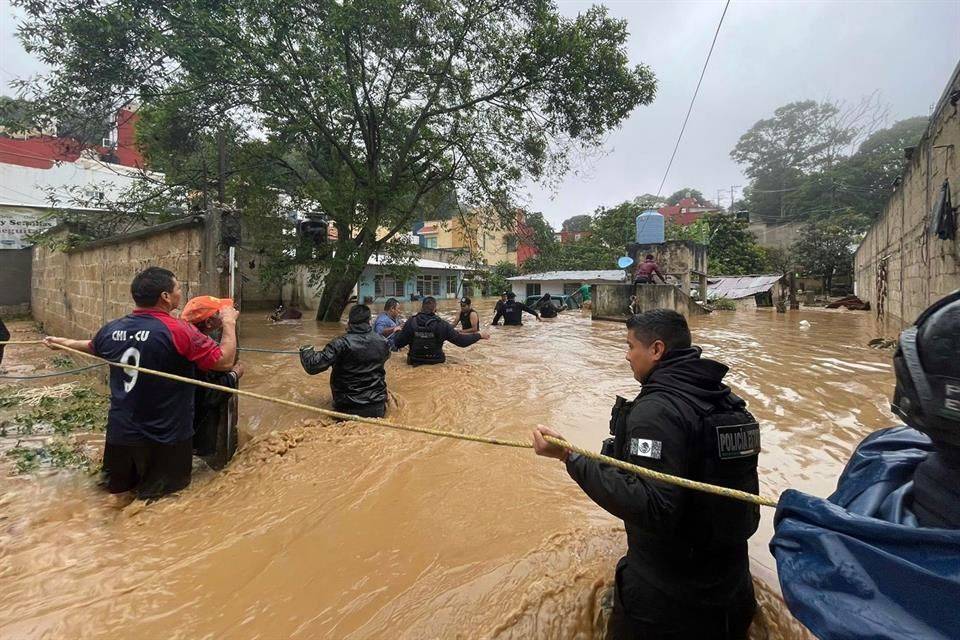 Deja ‘Grace’ inundaciones y destrozos en Veracruz