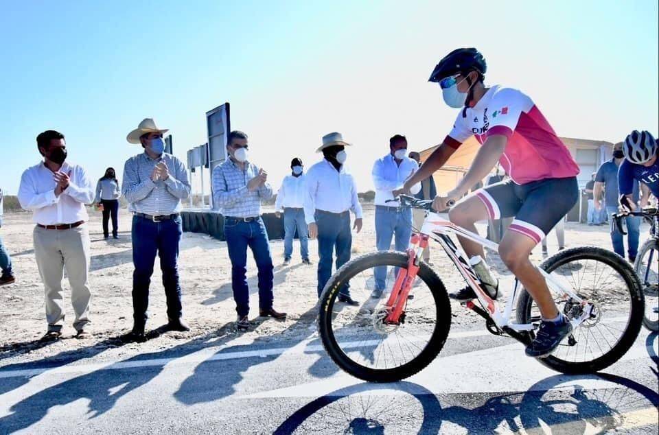 Iniciamos gira de trabajo por la #RegiónCentro del estado con la entrega de pavimentación por 50 MDP, así como de infraestructura ciclista 🚴 y parabuses 🚌 sobre la carretera Frontera – San Buenaventura, con una inversión de 30 MDP. @mrikelme