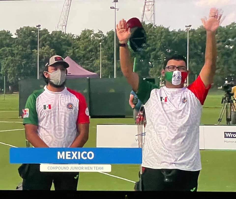 Monclovenses bañan de Oro a México