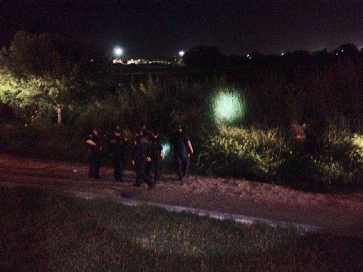 Se lanza al Rio Bravo vestida de novia