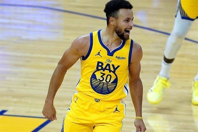 Arregla Curry extensión de contrato con Warriors