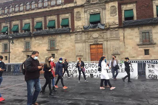 Exigen frente a Palacio pruebas de compra de medicamentos