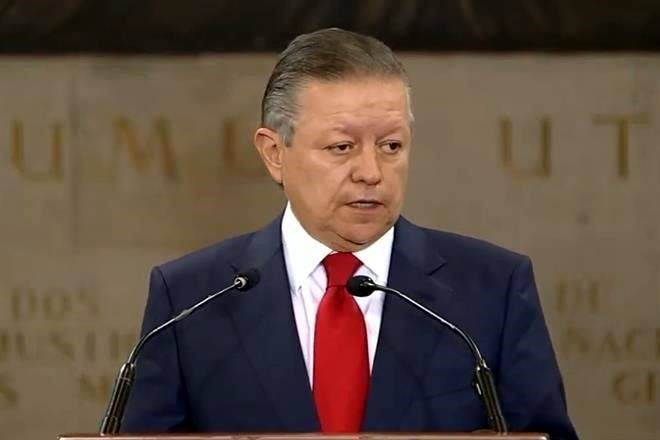 Pide Corte a Vargas ‘dar un paso al lado’