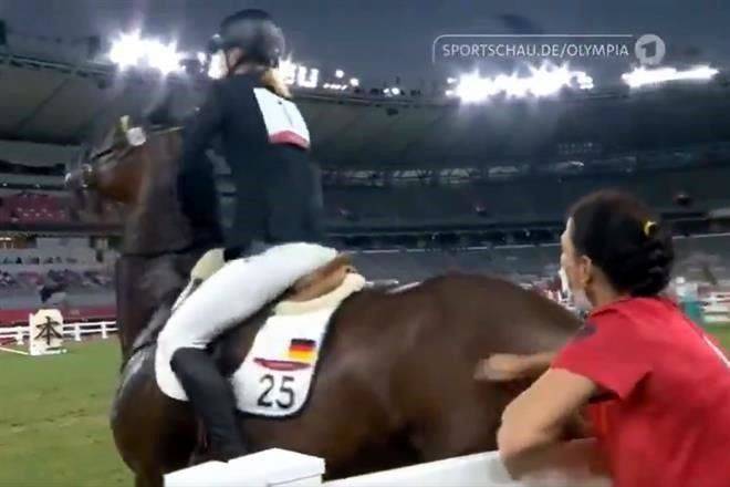 Suspenden a entrenadora por golpear a caballo
