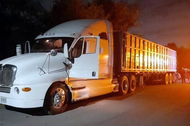 Hallan en tráiler a 141 migrantes; 63 eran menores