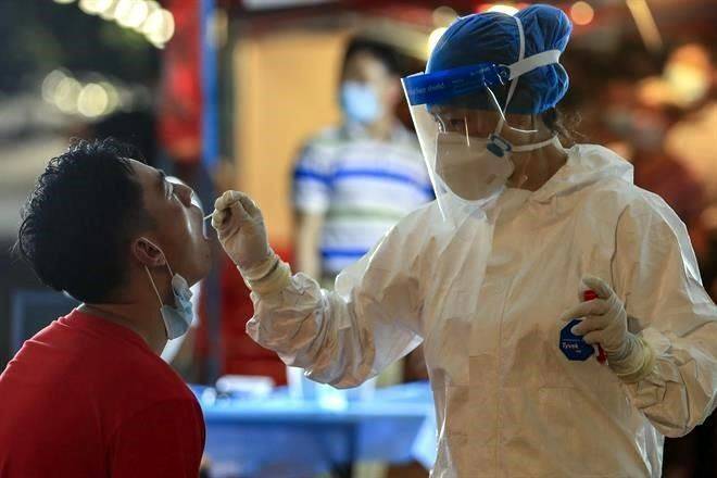 Castigan a funcionarios por contagios en China