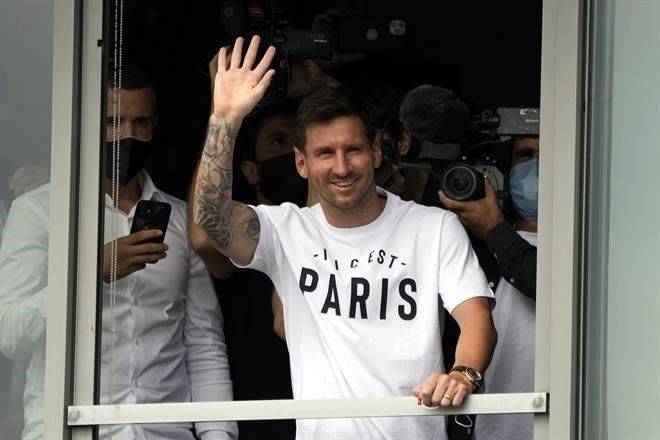 Reciben cientos de aficionados a Messi en París