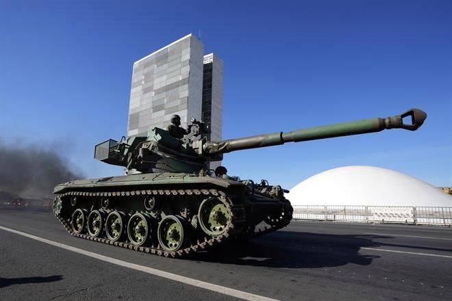 Desfila Bolsonaro con militares frente a Congreso