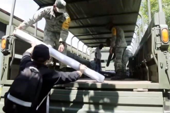 Reparte Ejército a pueblos pobres mercancía decomisada