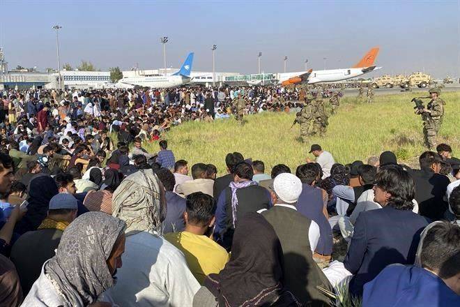 Reanudan evacuación en Kabul; albergará EU a miles en bases