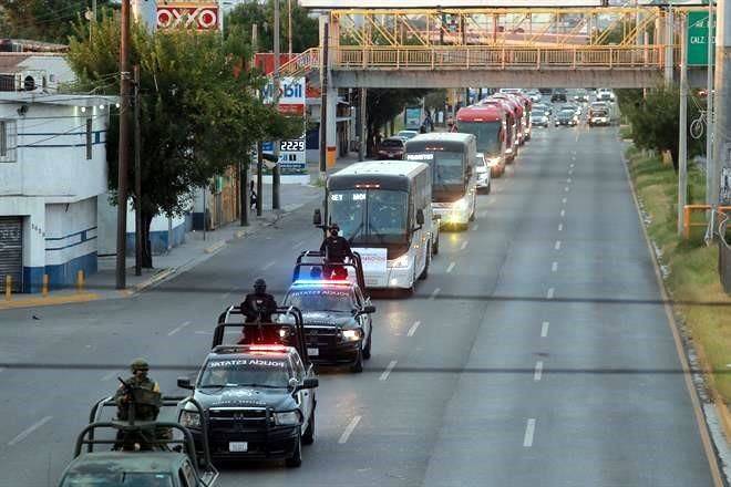 Sale caravana de NL rumbo a vacunación en Laredo