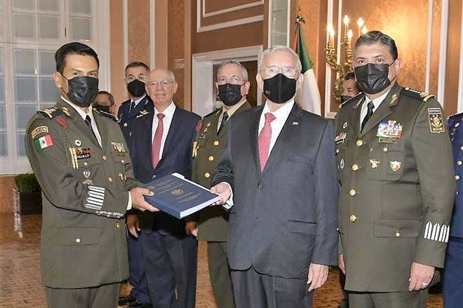 Entrega SCT título a Ejército para operar Santa Lucía