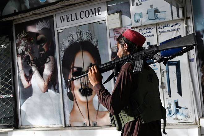 Desaparecen imágenes de mujeres en calles de Kabul